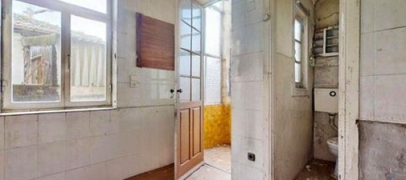 320m² Commercial property in Porto, Portugal No. 151659 17