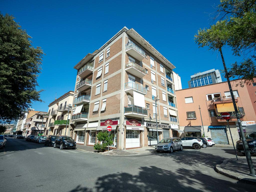 Квартира с 5 спальнями в Латина, Италия № 282490