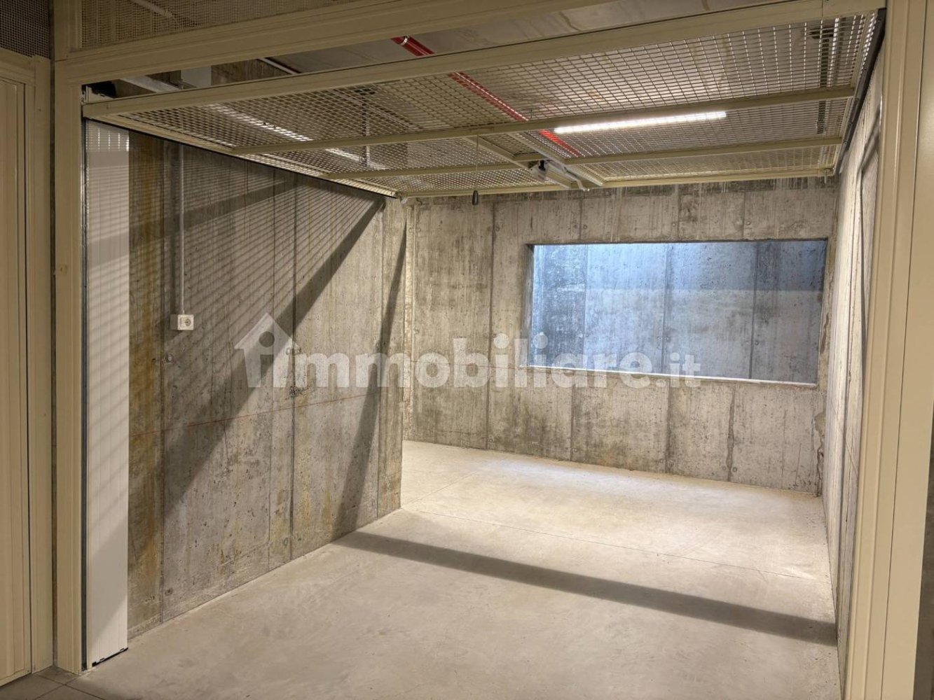 Garage à Verona, Italy 31m² No. 326146