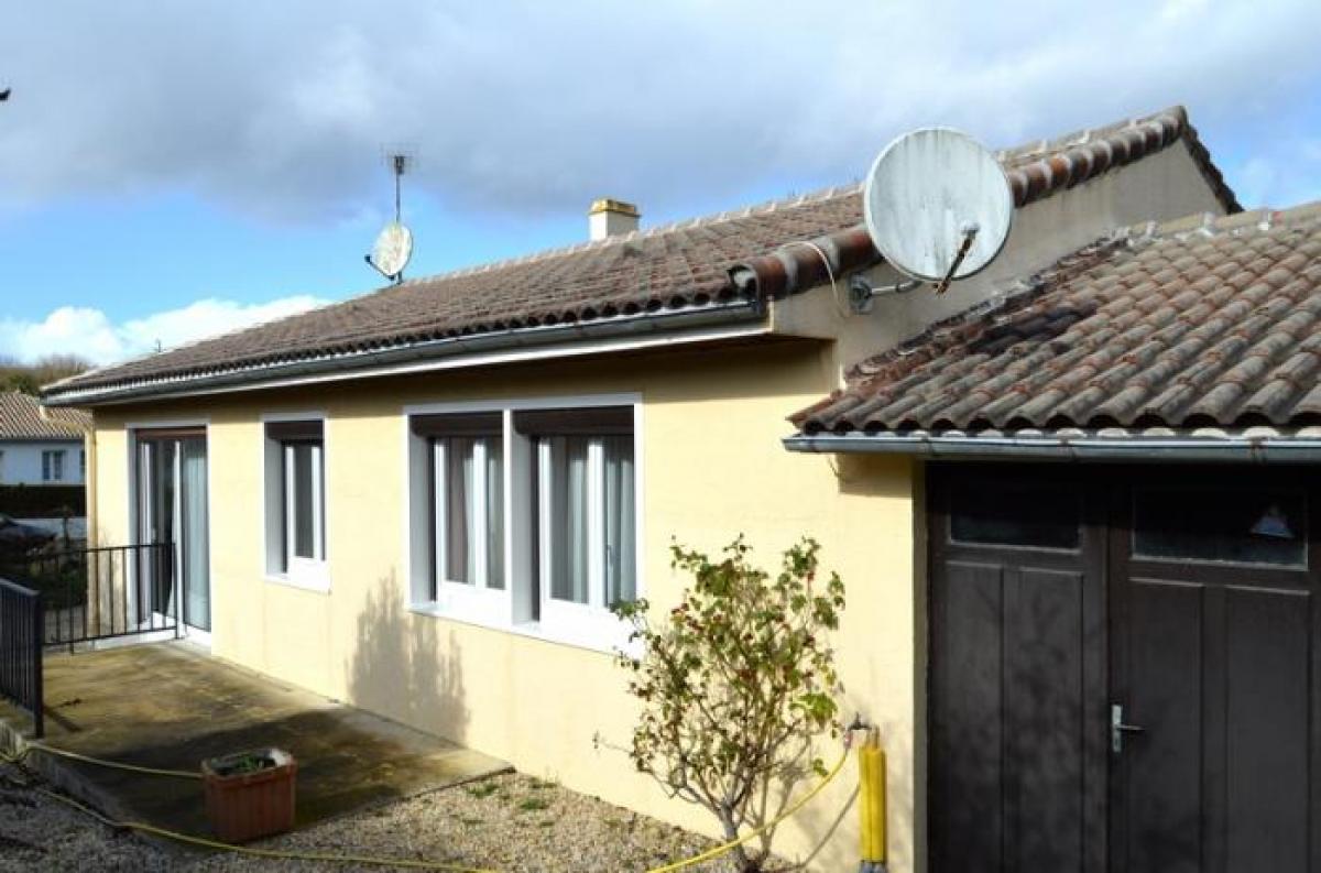 Casa de 3 dormitorios en Ruffec, France No. 22703