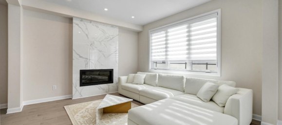 4 bedrooms House in Ottawa, Canada No. 217 2