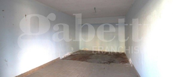 17m² Garage in Arzano, Italy No. 257522 3