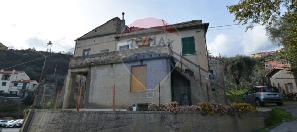 4 bedrooms House in Magliolo, Italy No. 36929 2