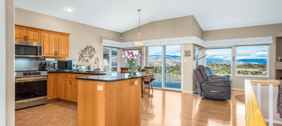 3 bedrooms House in British Columbia, Canada No. 1246 3