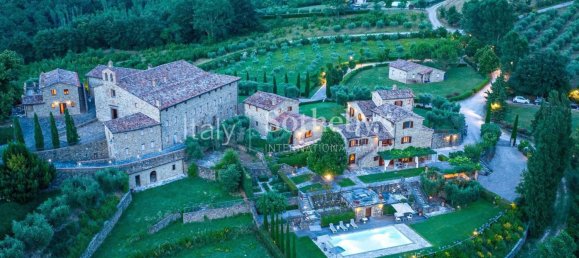 Дом с 43 спальнями в Умбертиде, Италия № 172127 3