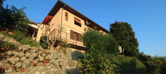 8 rooms Villa in San Fermo della Battaglia, Italy No. 13705 3
