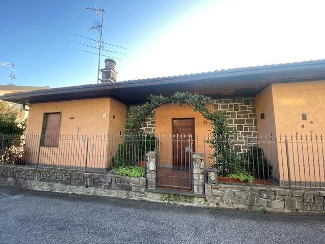 8 rooms Villa in San Fermo della Battaglia, Italy No. 13705