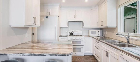 3 bedrooms House in British Columbia, Canada No. 232 4