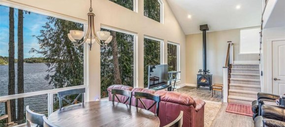 3 bedrooms House in British Columbia, Canada No. 232 2