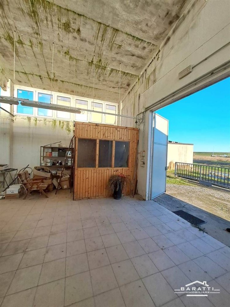 Almacén de 3 habitaciónes en Serravalle a Po, Italy No. 157451