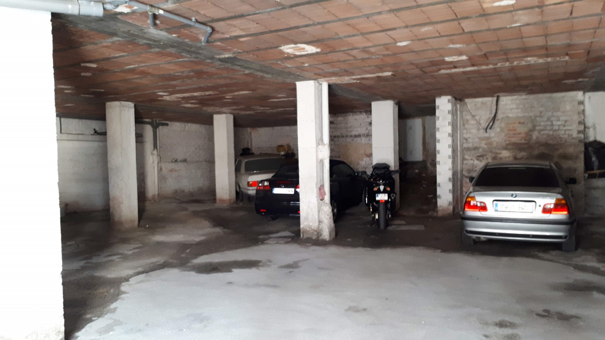 319m² Garage in Marbella, Spain No. 69132