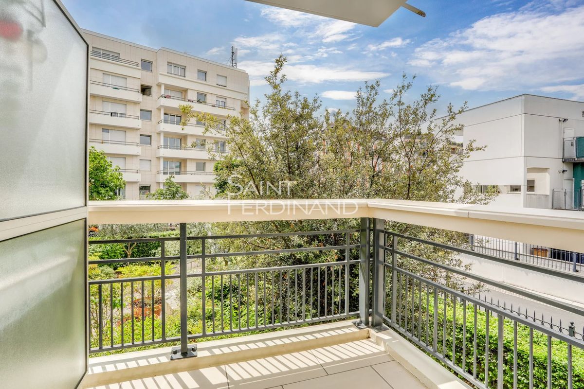 Apartamento de 3 dormitorios en Courbevoie, France No. 299601