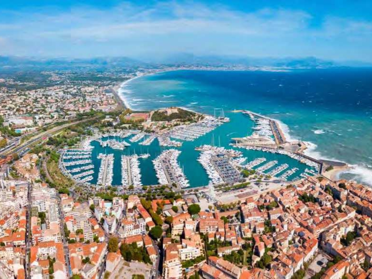 3 bedrooms Apartment in Antibes, France No. 203958