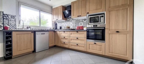 5 bedrooms House in Chennevieres-sur-Marne, France No. 171490 2