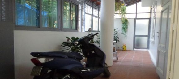 Casa de 4 dormitorios en Tay Ho, Vietnam No. 1682 3