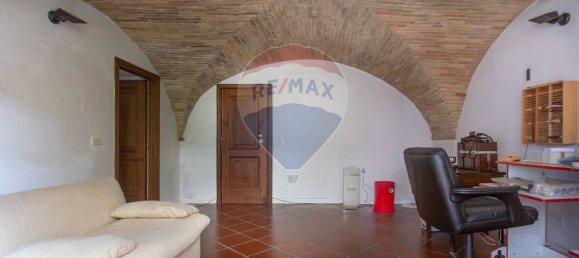8 rooms Apartment in Chieti, Italy No. 298979 4