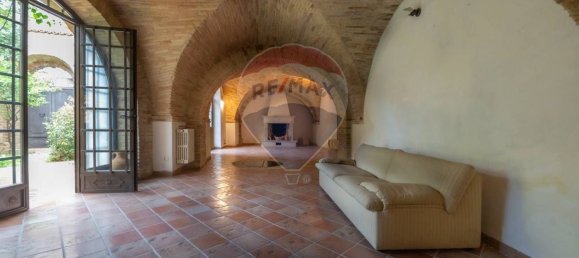 8 rooms Apartment in Chieti, Italy No. 298979 2