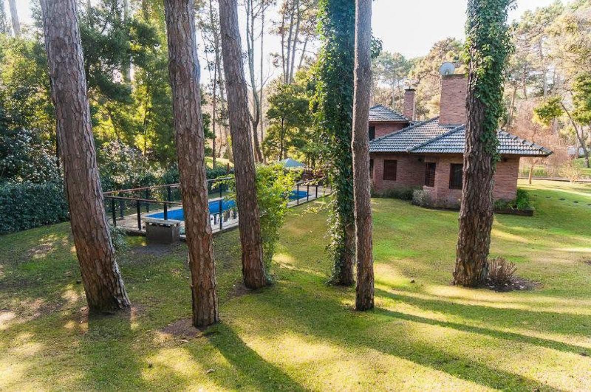 4 bedrooms House in Mar del Plata, Argentina No. 102862