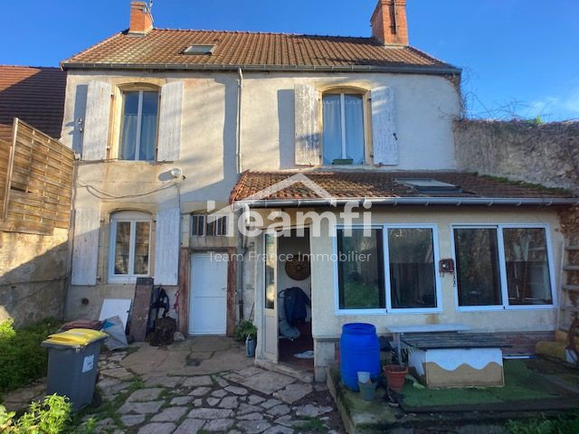 Edificio de 1 habitación en Saint-Amand-Montrond, France No. 53601