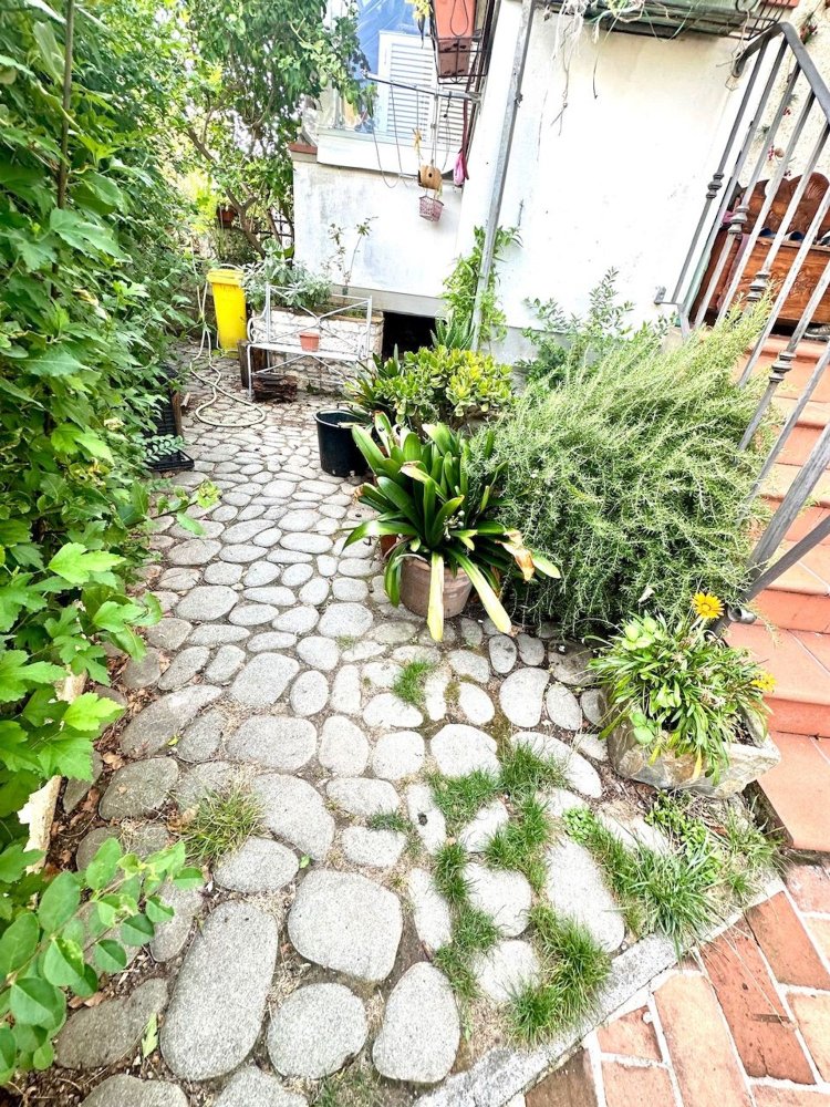 5 rooms Apartment in Massa, Italy No. 275383