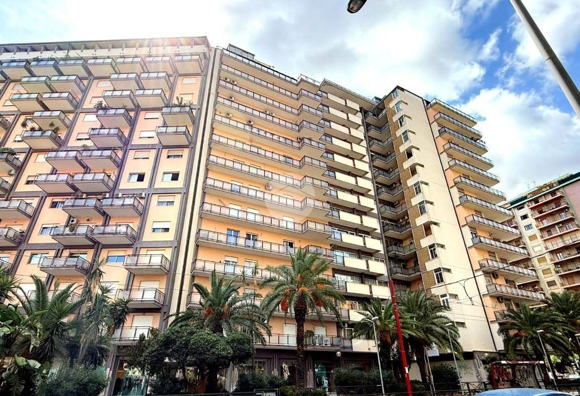 Apartamento de 5 dormitorios en Palermo, Italy No. 359097