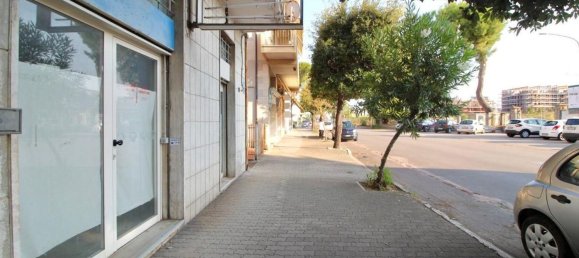 42m² Commercial property in Giulianova, Italy No. 362798 3