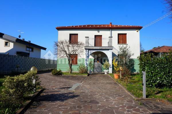 Вилла с 6 спальнями в Бонате Сопра, Италия № 374095