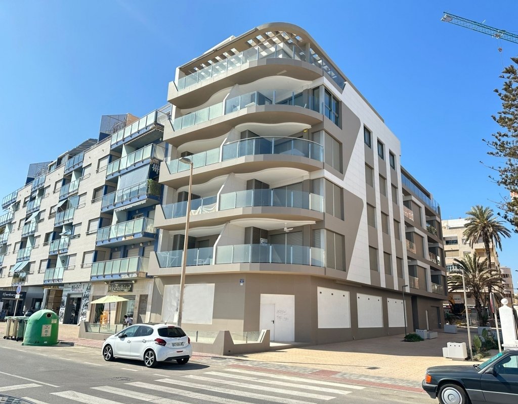 Apartamento de 3 dormitorios en Torrevieja, Spain No. 285481