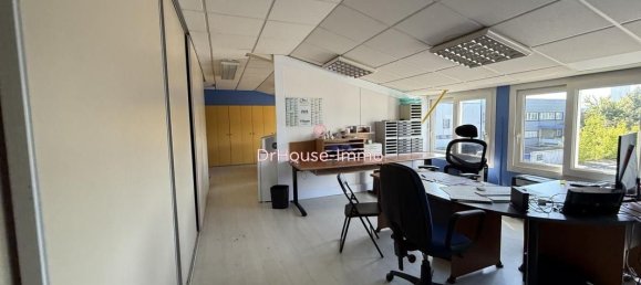 500m² Commercial property in Meaux, France No. 296036 3