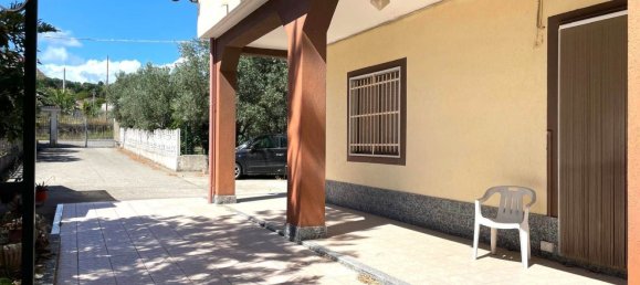 5 rooms Apartment in Borgia, Italy No. 278085 4