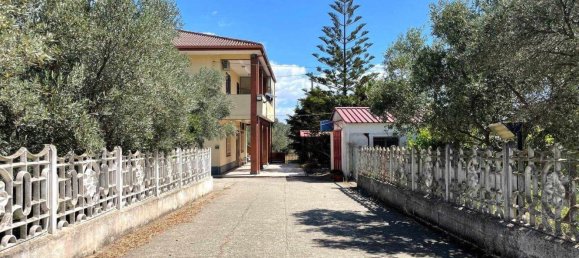 5 rooms Apartment in Borgia, Italy No. 278085 2