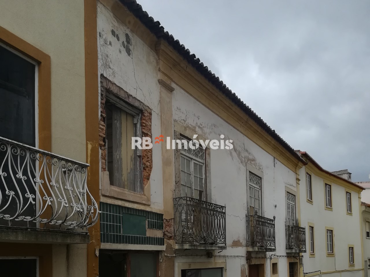 Bâtiment à Abrantes, Portugal 381m² No. 273573