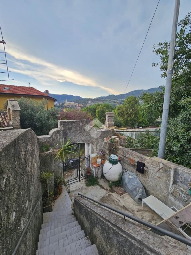 Casa de 4 habitaciónes en Taggia, Italy No. 91270