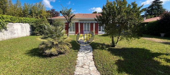 3 bedrooms House in Merignac, France No. 341189 5