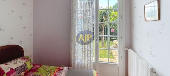 3 bedrooms House in Merignac, France No. 341189 8