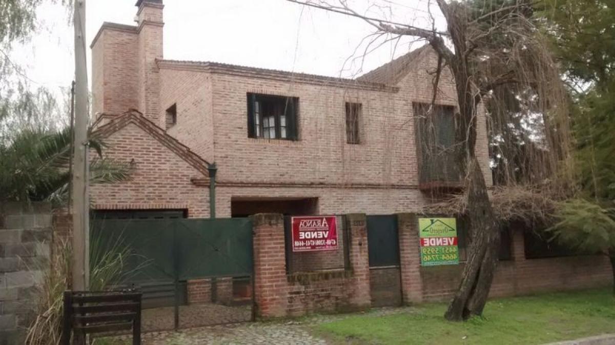 Casa de 3 dormitorios en Malvinas Argentinas, Argentina No. 13051