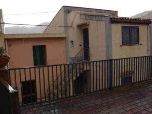 Дом с 3 спальнями в Али, Италия № 37124