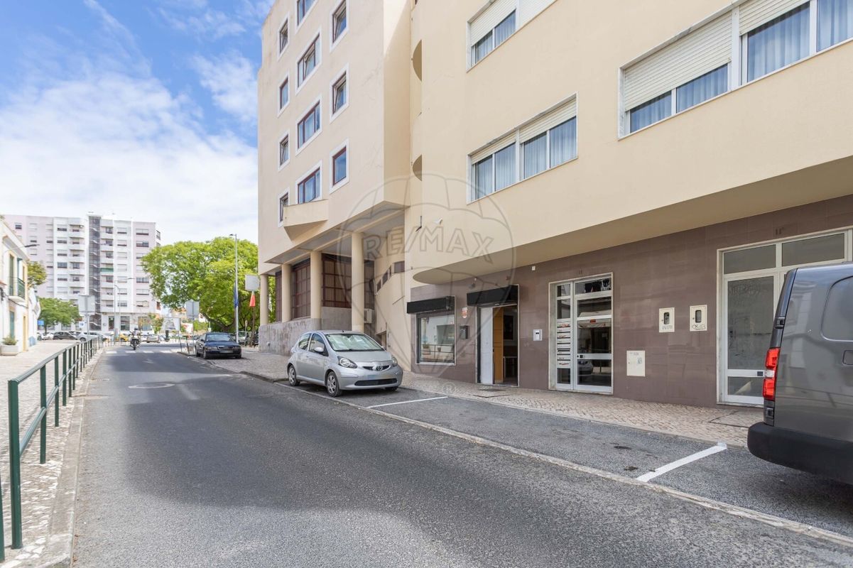 117m² Commercial property in Setubal, Portugal No. 38006