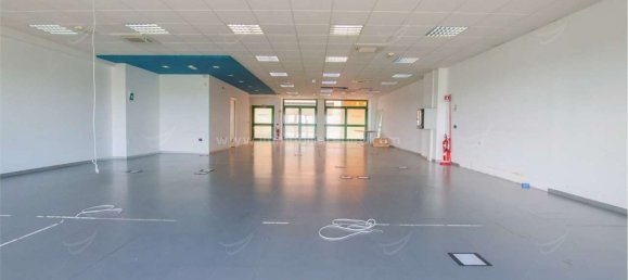200m² Office in Novara, Italy No. 49731 5