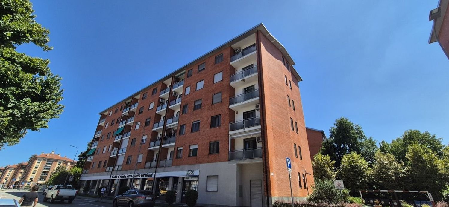 Apartamento de 4 habitaciónes en Chivasso, Italy No. 295403