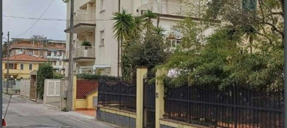 6 rooms Apartment in Massa, Italy No. 45701 2