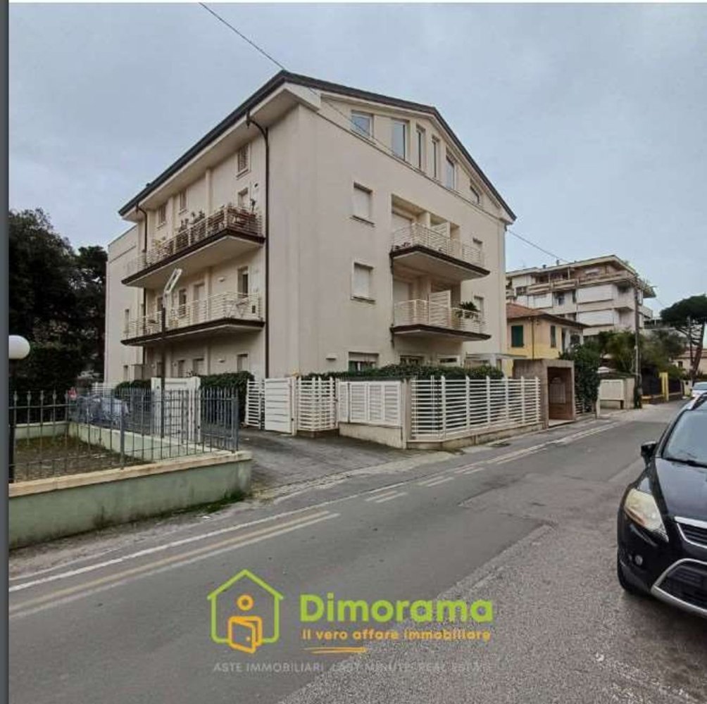 6 rooms Apartment in Massa, Italy No. 45701