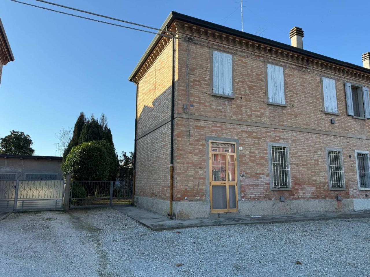 4 rooms Villa in Argenta, Italy No. 107912