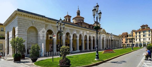 Propriété commerciale à Brescia, Italy 160m² No. 354493 2