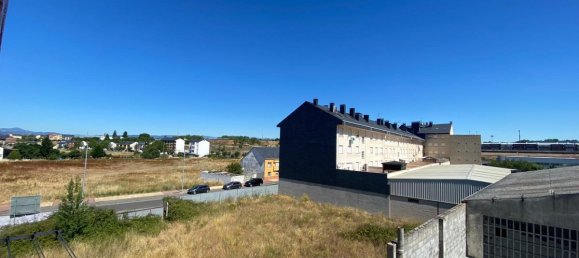 Apartamento de 3 dormitorios en León, Spain No. 78625 3