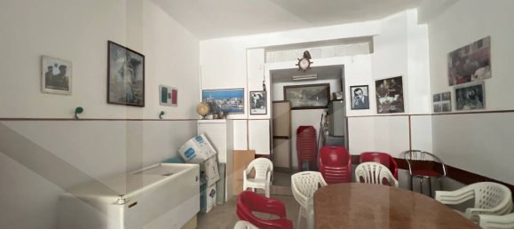 1 room Commercial property in Bari, Italy No. 18485 3