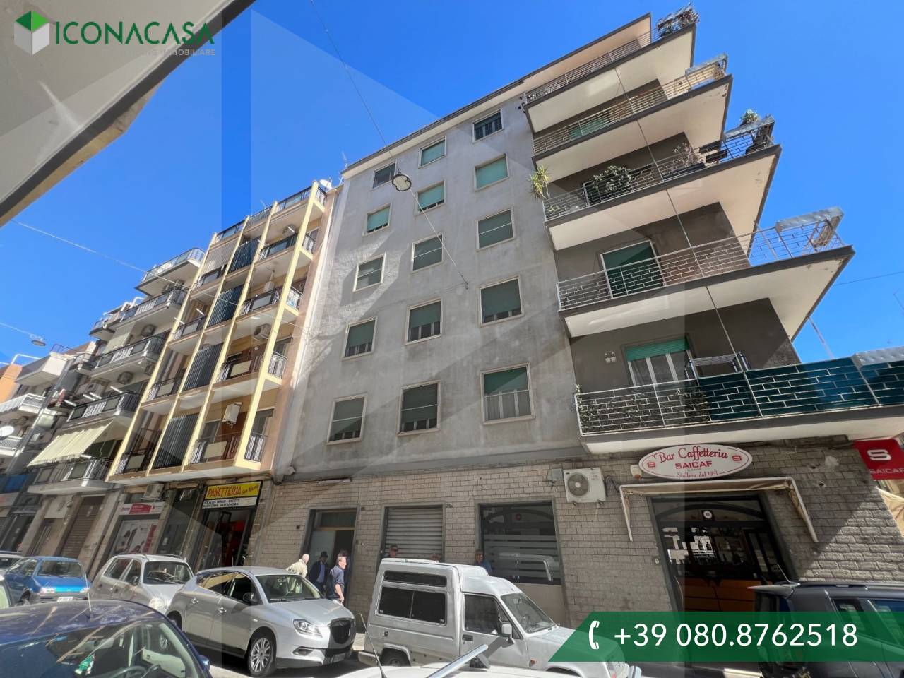 1 room Commercial property in Bari, Italy No. 18485