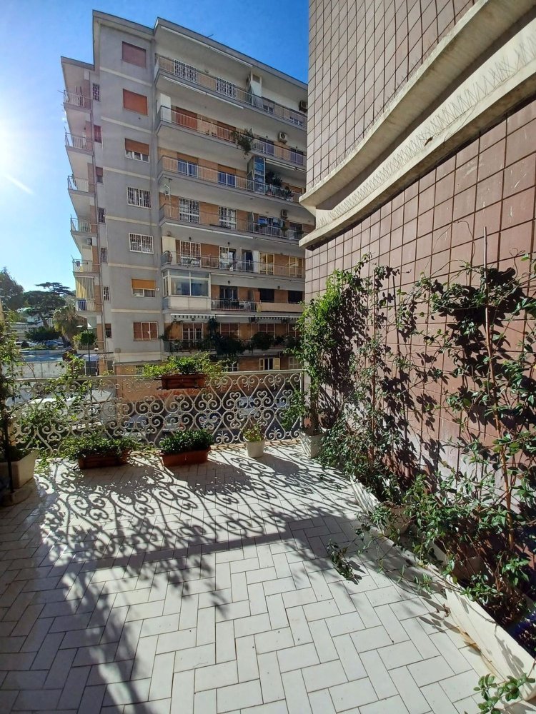 4-salle Appartement à Naples, Italy No. 228916