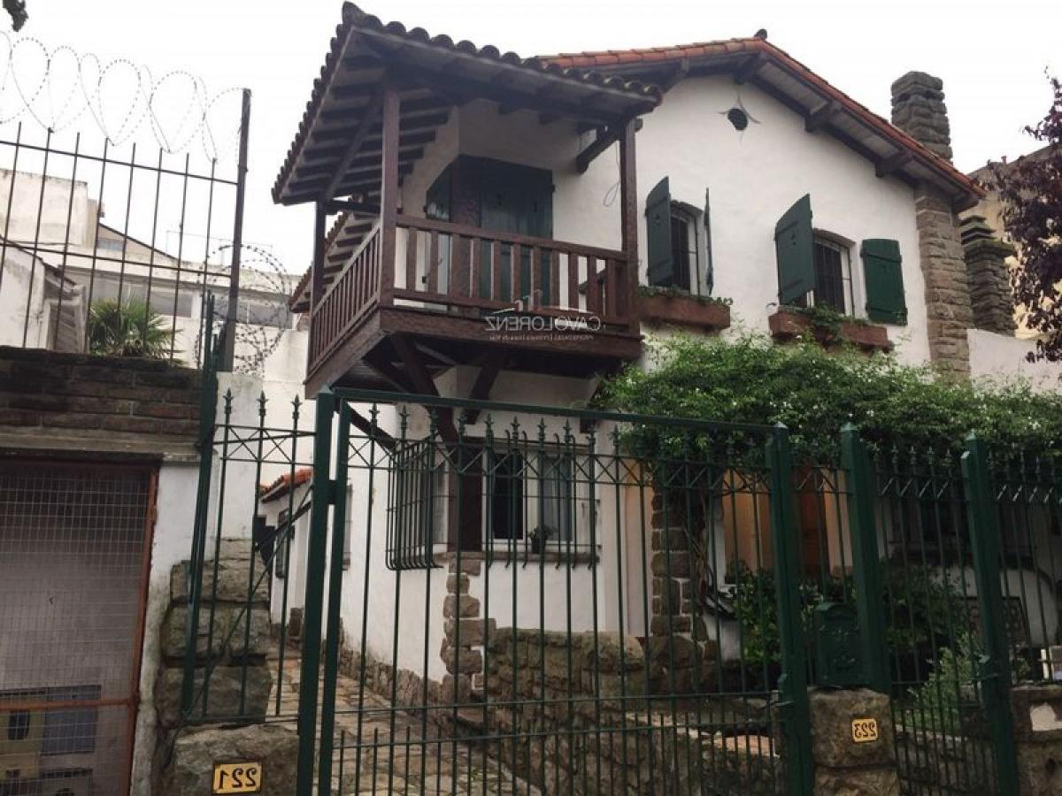 4 bedrooms House in Mar del Plata, Argentina No. 91901