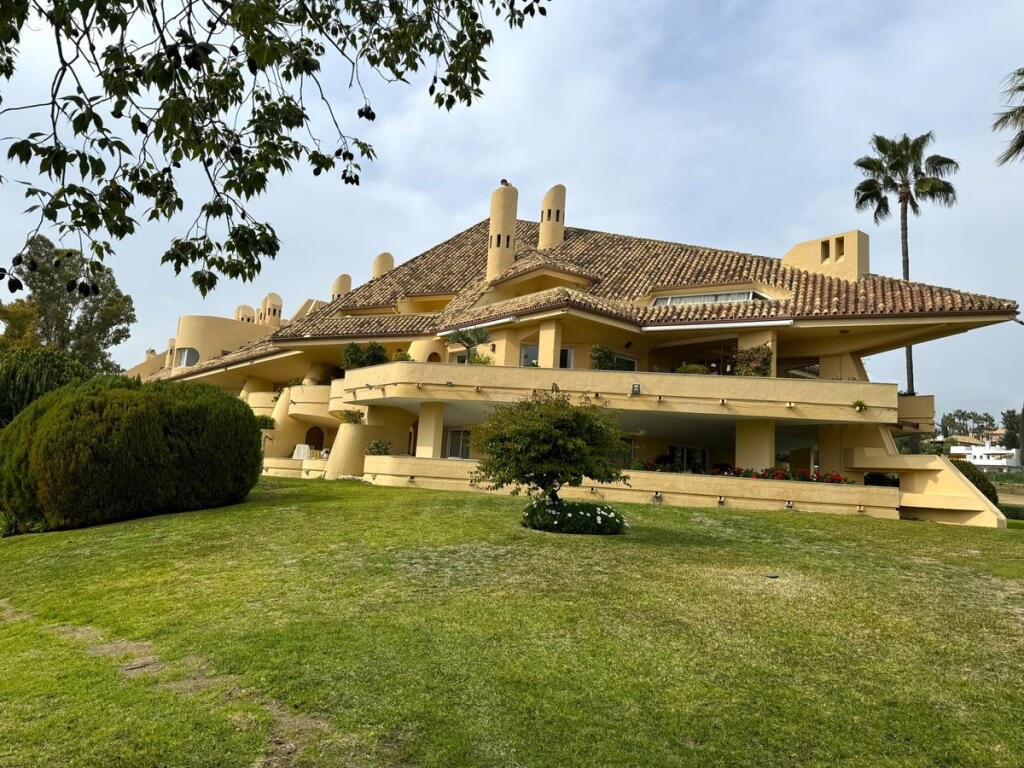 Dúplex de 2 dormitorios en Marbella, Spain No. 246135